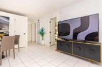 B&B Miami - Two Bedroom Apartment - with Parking & Balcony - Heart of Wynwood - Bed and Breakfast Miami
