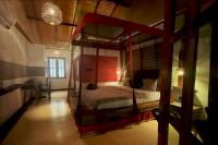 Habitación con cama extragrande y balcón