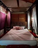Habitación con cama grande y balcón