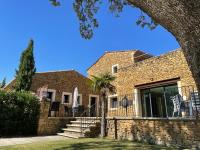 Belle villa avec piscine intérieure et piscine extérieure Gite Les Aiguiers - B&B