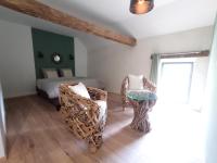 Zimmer mit Kingsize-Bett und Gartenblick.