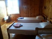 Dreibettzimmer mit Dusche