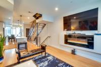 B&B Denver - Luxe Denver Townhome with Rooftop Mountain View - Bed and Breakfast Denver