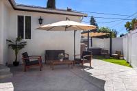 Adorable 3 bedroom with Jacuzzi & more - Bed and Breakfast Los Angeles