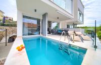 VILLA SOLIS LACUS modern Apartment - private heated pool - Smart TV Sky X - Free parking - Ferienwohnung