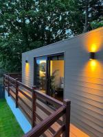 Luxurious cabin with desk & mini library - B&B