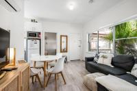 Central and modern 2 bedroom unit at Smugglers - B&B