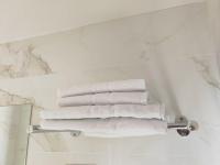 Zimmer mit Queensize-Bett und Whirlpool-Badewanne