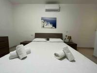 B&B San Ġiljan - Lovely 3 Bedroom Condo - Bed and Breakfast San Ġiljan
