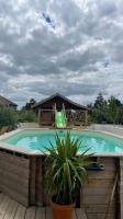 Magnifique villa avec piscine et cabane - B&B Saubrigues