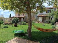 Apartment PARENZANA, little row HOUSE with big green yard in central Istria - Chambres d'hôtes Rakotule