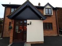 London Luxury 6 Bedroom Family House Sleeps 12 people Parking for 4 Cars Close to tube. - Chambres d'hôtes Chigwell