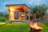 Luxury Glamping Cabin with Outdoor Bath on Cornish Flower Farm - B&B