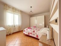 Zimmer mit Kingsize-Bett und Poolblick