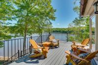 Lakefront Vacation Rental with Views and Hot Tub! - B&B Bracey