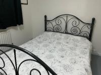 B&B Palmers Green - Comfy Double Room In Our Shared House - Bed and Breakfast Palmers Green