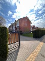Butai prie mokyklos - B&B