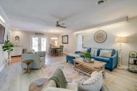Oak Island Home with Spacious Backyard and Porch - Chambres d’hôtes