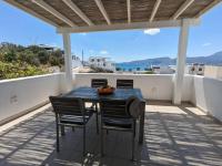 Comfortable 2-bedroom Apartment with balcony & port view - Bed and Breakfast Adámas