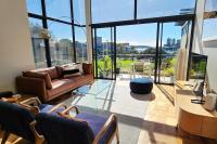 Penthouse with Private Terrace, Parking + 2 Pools - B&B Sydney
