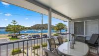 Family Beachhouse - Waterfront Ettalong Beach - Bed and Breakfast