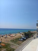 Breeze Lux Apartment Halkidiki -Beachfront - Listen Piano & the waves - B&B Flogita