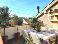 B&B Béziers - Le Grenier, Climatisation Terrasse Wi-Fi Netflix 15 mn coeur de ville - Bed and Breakfast Béziers