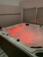 Chez SOPHIE, logement avec jacuzzi et salle cinéma - B&B Altviller