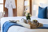 Zimmer mit Kingsize-Bett und Gartenblick. 