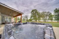 Hot Tub, Game Room & More! Lakefront Home in Afton - Chambres d'hôtes Afton