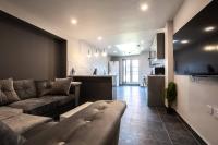 Moonstone - 5 Bed House with Parking - Bed and Breakfast Parkside