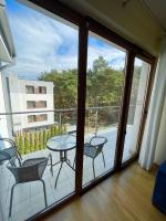 Klimatyzowany apartament przy plaży - 2 sypialnie, basen, garaż, Villa 4 Pory Roku - Bed and Breakfast Jastrzębia Góra