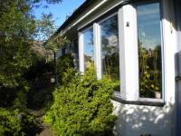 Villa med blommande trädgård, centralt Båstad - B&B Båstad