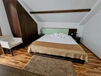 Habitación con cama extragrande y balcón
