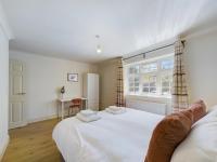 Duplex Redhill town centre Apt by Livingo Stays - B&B Redhill