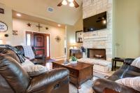 Lodge at Rocky Creek with Private Hot Tub and Yard! - Chambres d’hôtes Canyon Lake