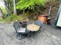 Shepherds Hut with Hot Tub in The Heart of Snowdonia - Chambres d'hôtes Dolgellau