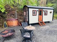 Romantic Shepherds Hut with Hot Tub in The Heart of Snowdonia - B&B