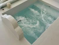 Zimmer mit Queensize-Bett und Whirlpool-Badewanne