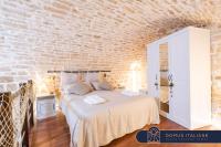 Sea front historic house in the heart of old town, inside torrione aragonese - B&B Giovinazzo