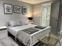 Luxury Detached Studio Apartment - Free Super Fast WiFi - Free Parking - 15 Mins from Luton Airport - B&B Luton