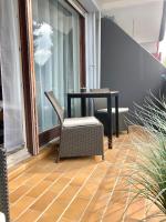 Living at Saarpartments -Adults only- 2 Bedroom, Netflix - Business & Holiday Apartments for Long- and Short term Stay, 3 min to Train Station, Secure E-Bike Parking! - Chambres d'hôtes Sarrebruck