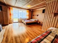Dreibettzimmer mit Balkon