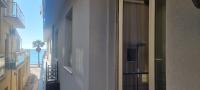 Studio mit seitlichem Meerblick