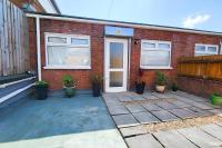 Lovely & modern 2-Bedroom Flat above shop in Tonteg - Chambres d’hôtes Llantwit Fardre