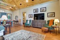 Spacious Midway Cottage w/ Porches, Near Hunting! - Chambres d'hôtes Midway
