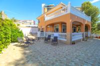 Great villa, Sea views, 20 secs walk to the beach, BBQ, 9 people, 5 mins car from Alicante city center, sailing club 3 mins walk - B&B
