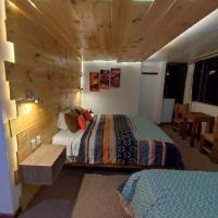 Habitación con cama extragrande y vistas a la montaña