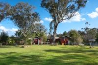 B&B Brookfield - Carriageway Retreat - Unique Red Rattler Carriages and Units - Bed and Breakfast Brookfield