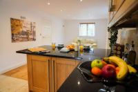 Large 4-bed house for up to 7 guests w 2x parking - B&B